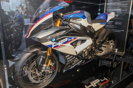 Sieu moto BMW HP4 Race moi gia 2,8 ty tai Malaysia